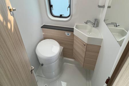 Najem avtodoma Adria V-Series V60 SPF Family/Pograd Avtomatski menjalnik